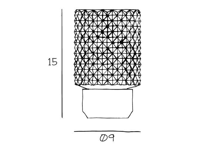 Produktritning av värmeljusstake. Är 15 cm hög samt har en diameter på 9 cm.