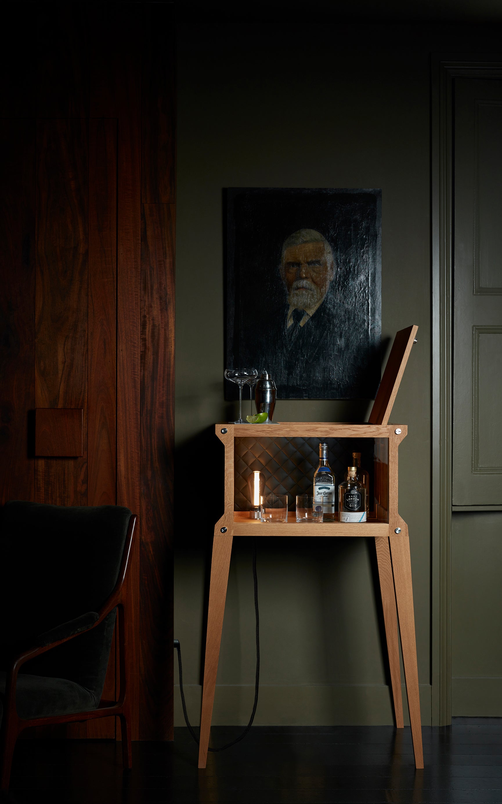 Bar i ek med höga ben, bordsskiva i vit marmor och integrerad ljuskälla.