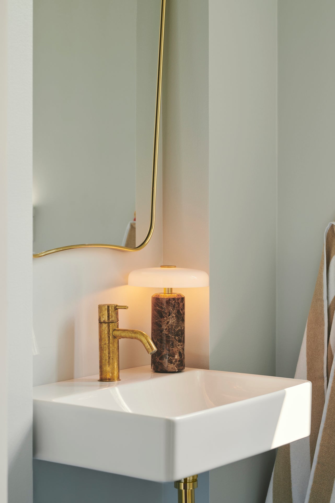 Trip Portable bordslampa, dark emperador/opal glossy • Design by Us