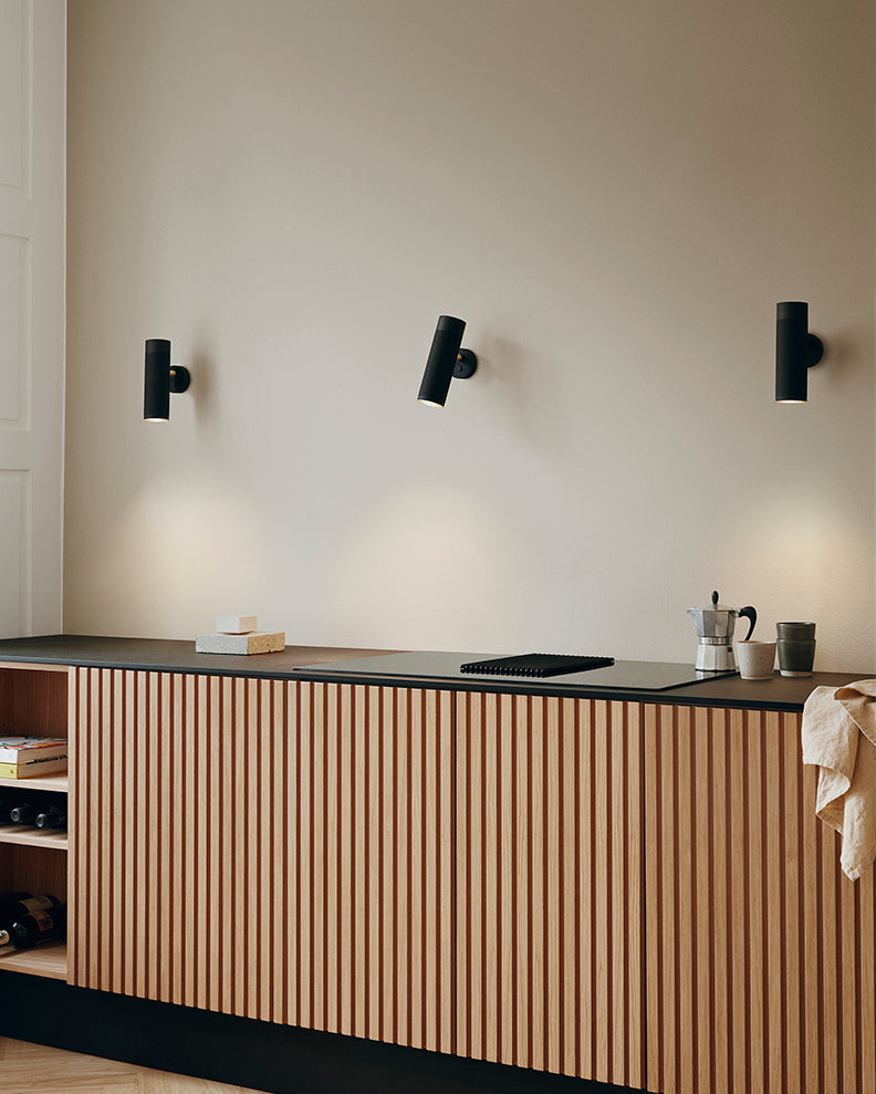 Patrone-vägglampa svart brunerad mässing • Thorup Copenhagen