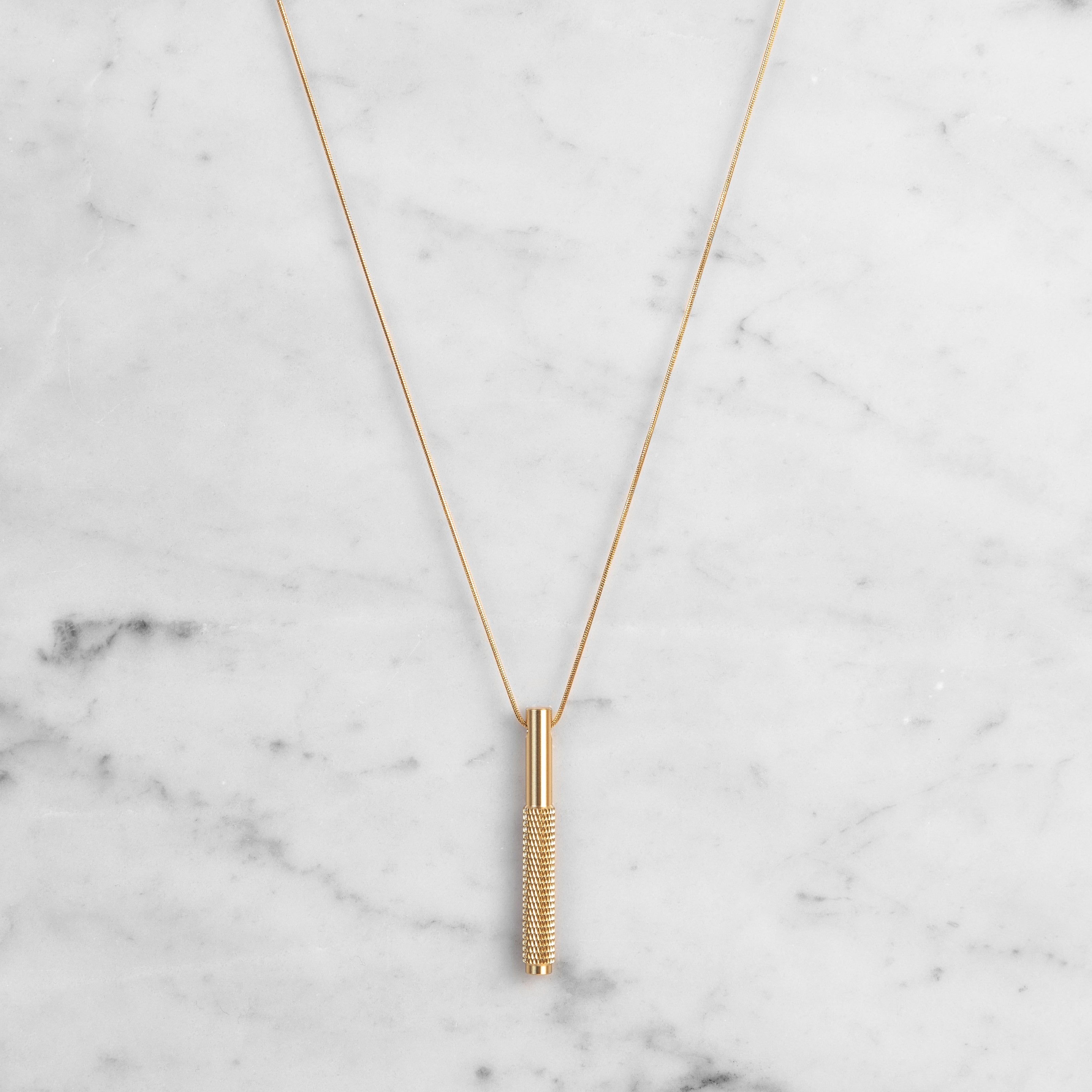 Halsband och hänge i mässing. Hänget är dekorerat med det populära diamantslipade mönstret.