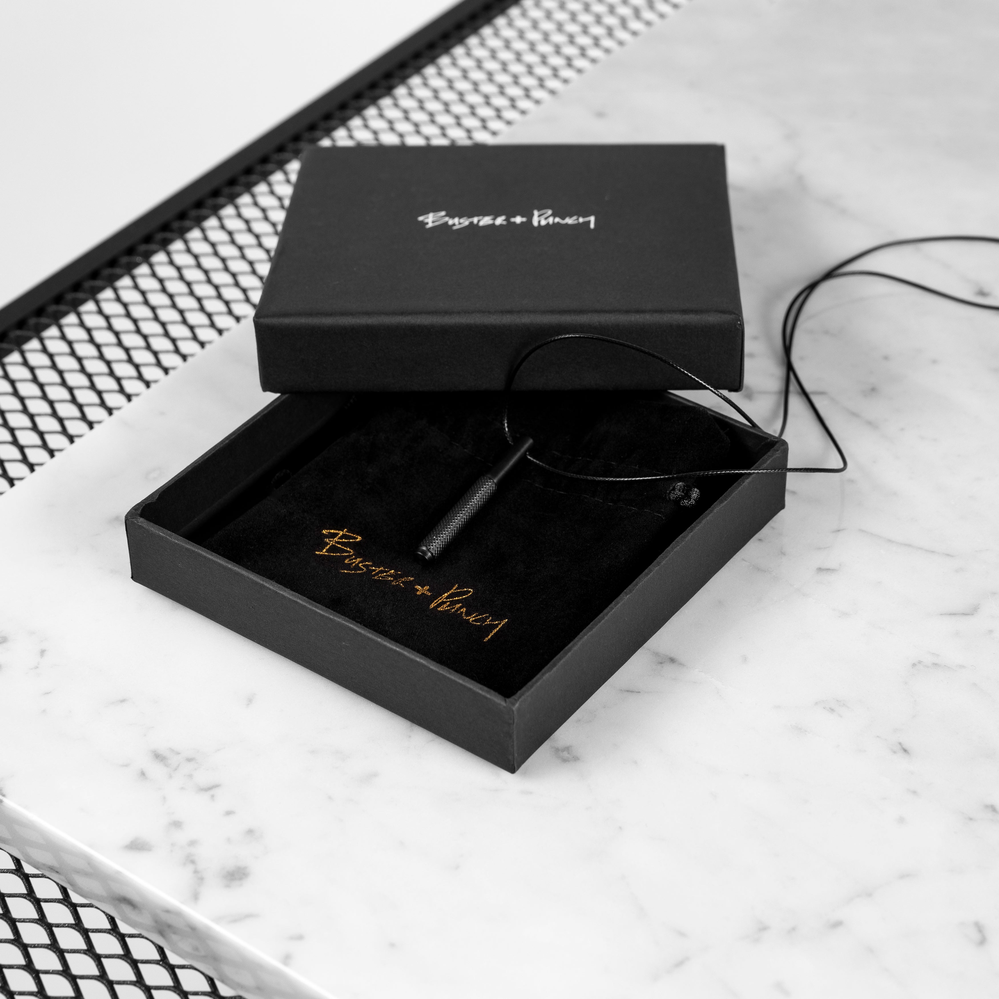 Vertical halsband, svart • Buster + Punch