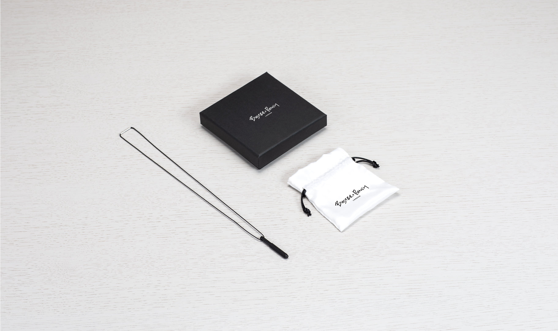 Vertical halsband, svart • Buster + Punch