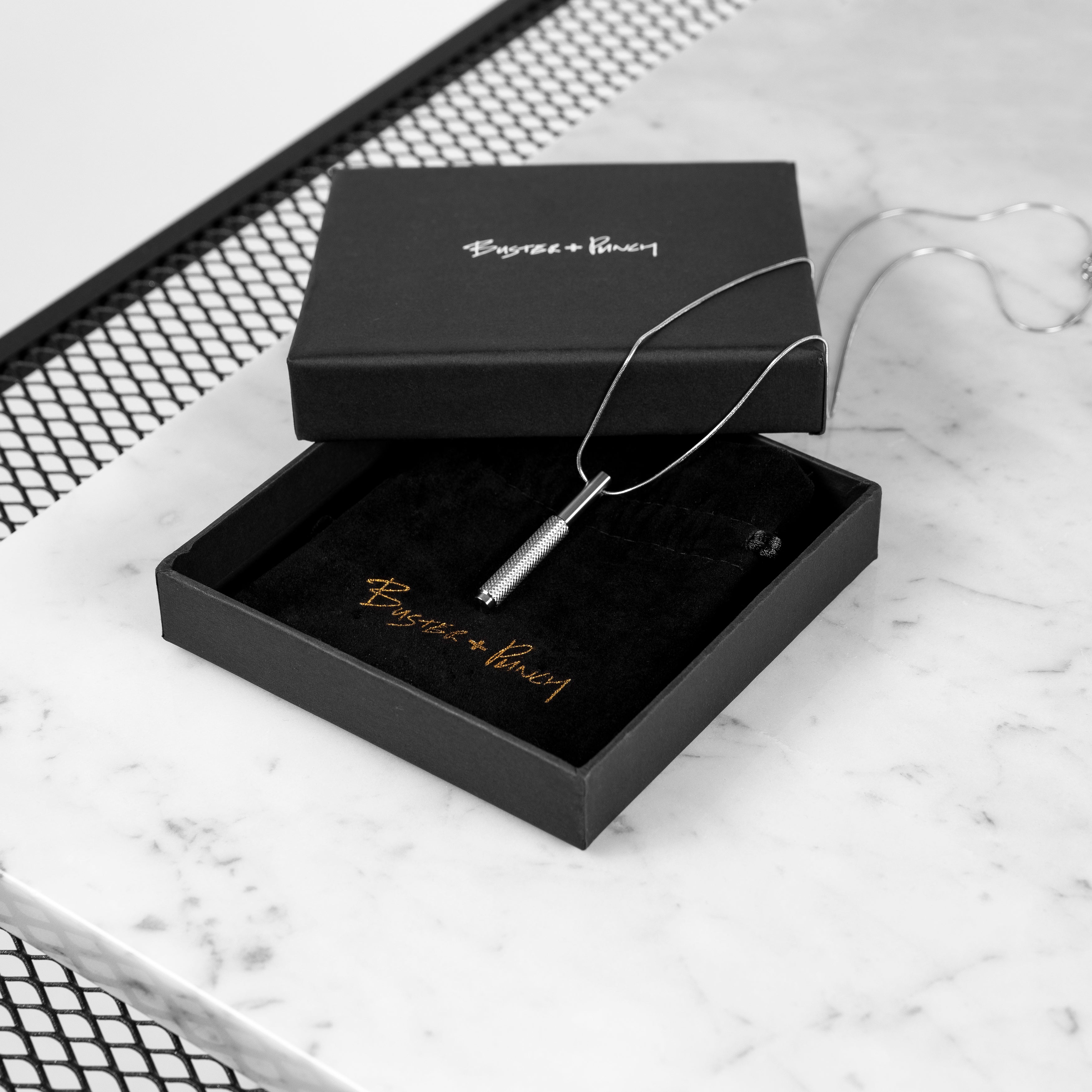Halsband och avlångt hänge i stål. Hänget är dekorerat med det populära diamantslipade mönstret.