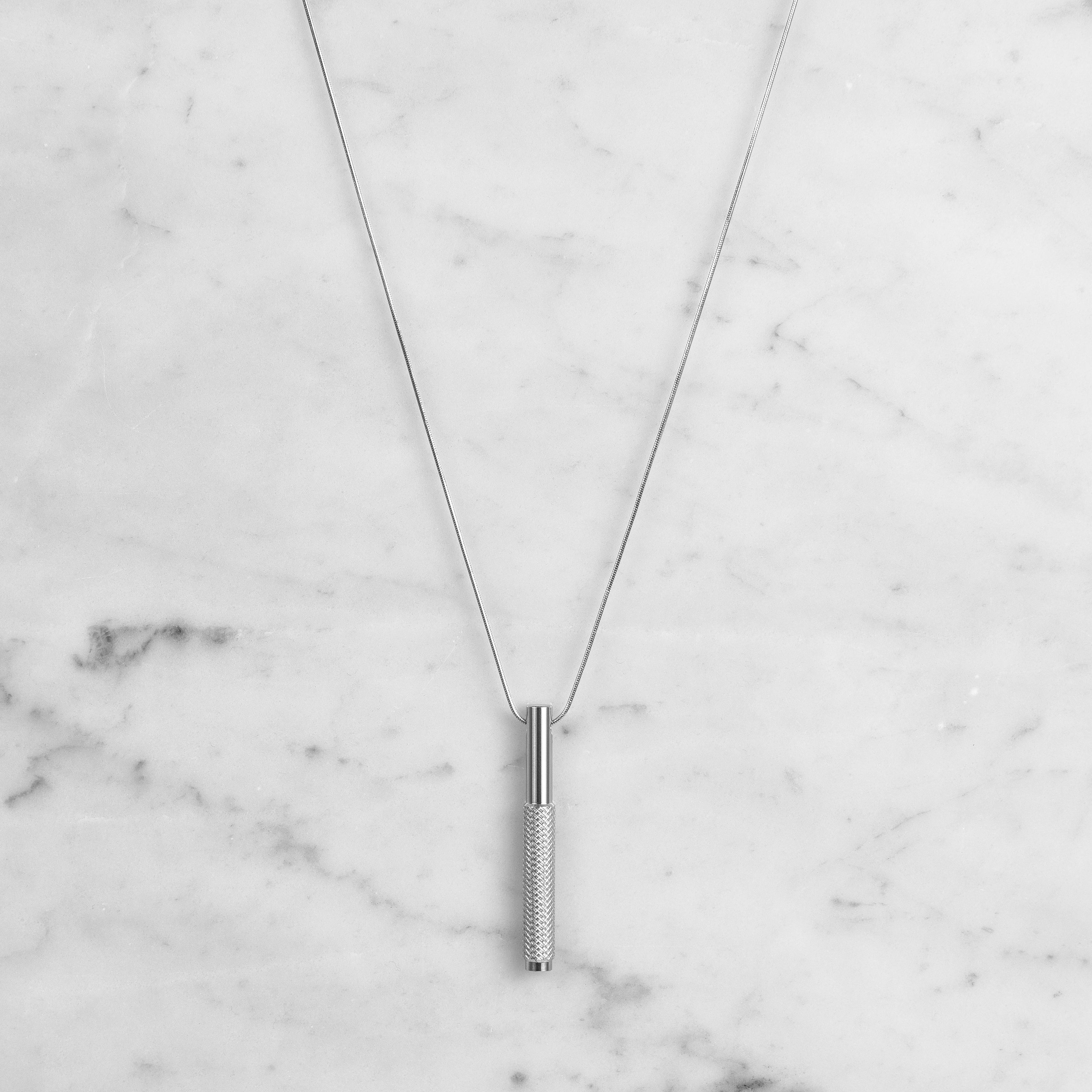 Halsband och avlångt hänge i stål. Hänget är dekorerat med det populära diamantslipade mönstret.