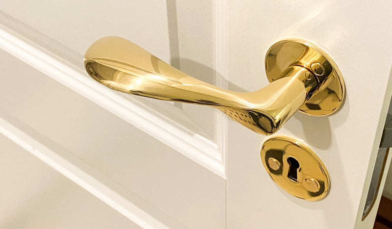 Vi är glada att kunna presentera Arne Jacobsens ikoniska dörrhandtag