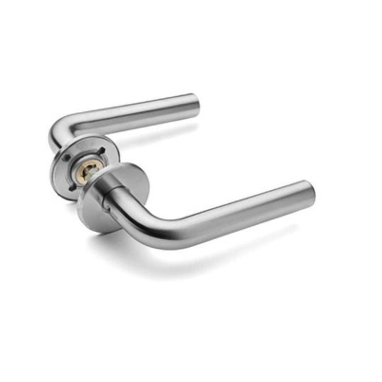 Knud Holscher dörrhandtag L med snap-on-lock, borstat rostfritt stål • d line