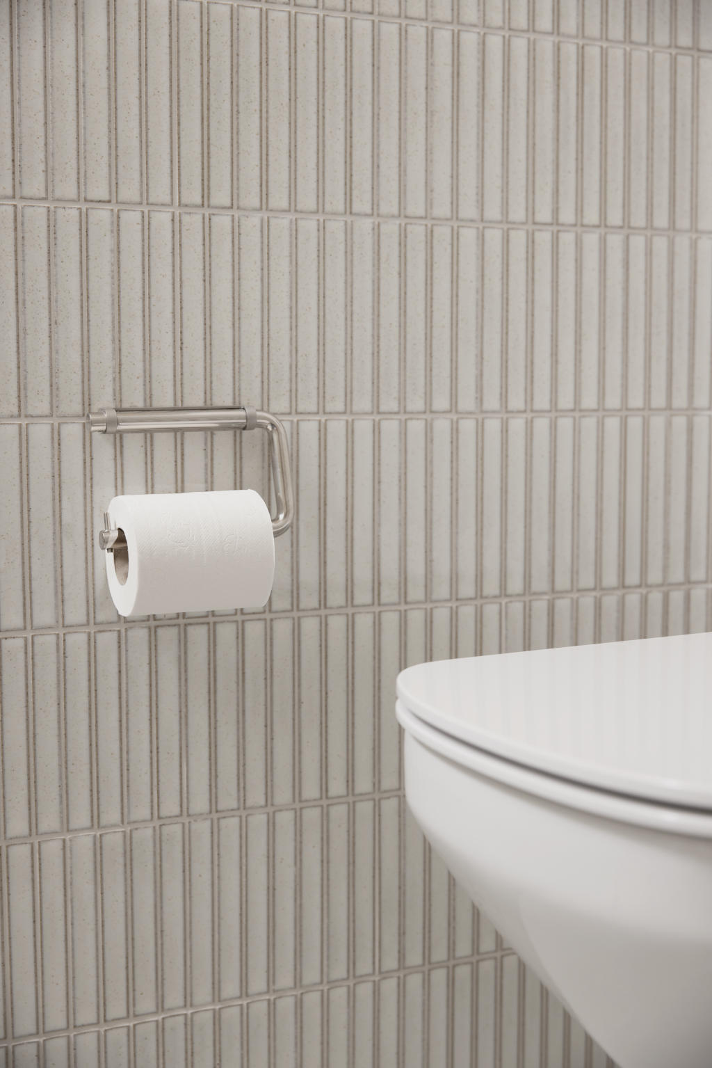 Toalettrullehållare, borstat rostfritt stål • d line