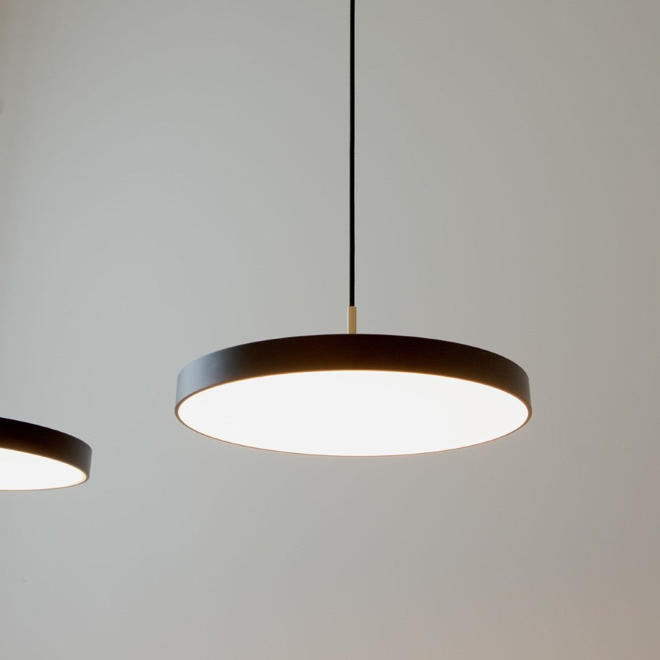 Asteria Plus pendel, sort og messing • UMAGE - Copenhagenhomedesign