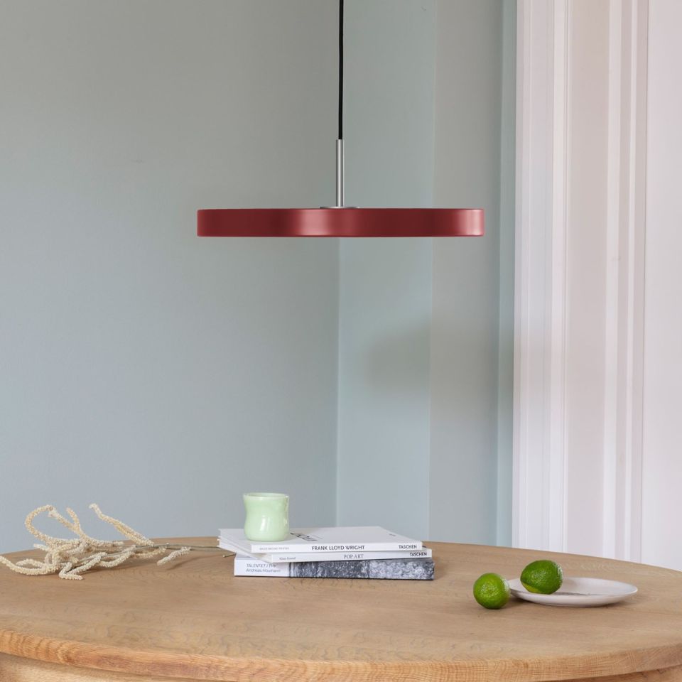 Asteria Plus pendel, rød og stål • UMAGE - Copenhagenhomedesign