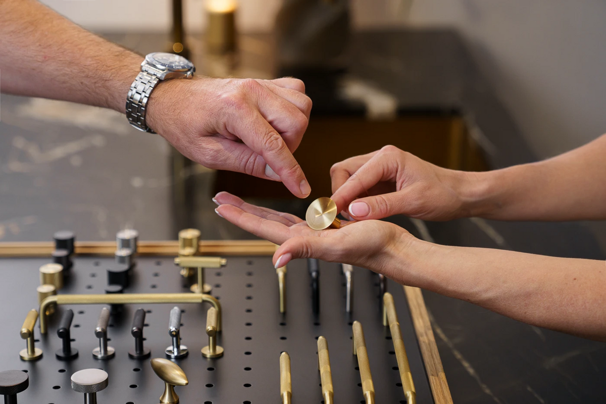 Østerbro kökshandtag med diamond cut i brons-/brunerad mässingsfinish • Chr. Jørgensen