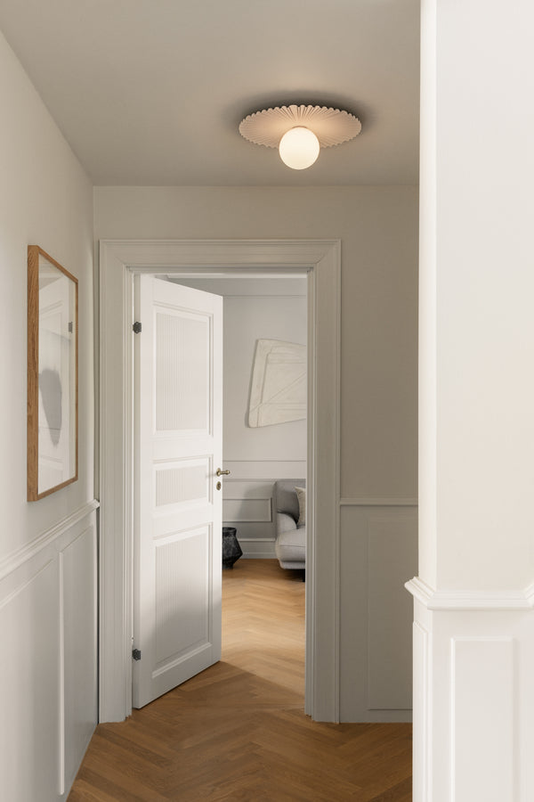 Liila Muuse væg- og loftlampe, hvid / opal • NUURA - Copenhagenhomedesign