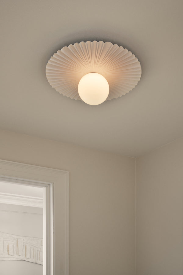 Liila Muuse væg- og loftlampe, hvid / opal • NUURA - Copenhagenhomedesign