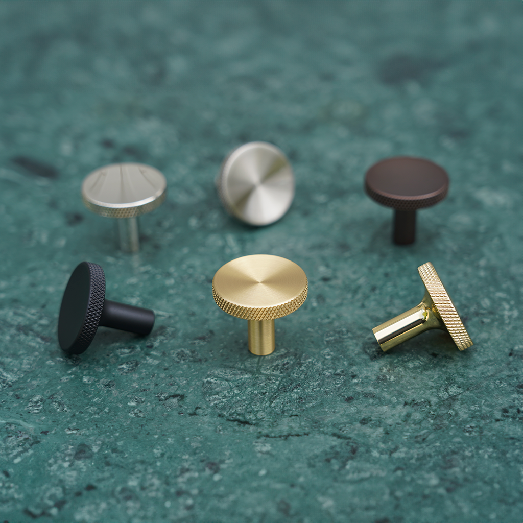 Søllerød • Möbelknopp med diamond cut, blank förnicklad