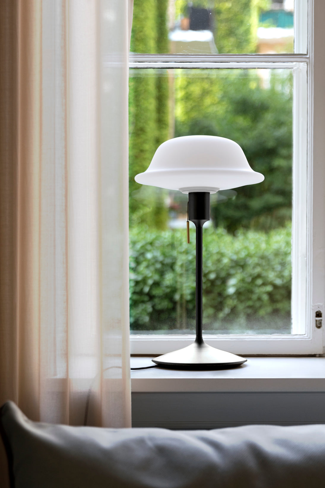 Butler bordlampe, hvid og sort • UMAGE - Copenhagenhomedesign