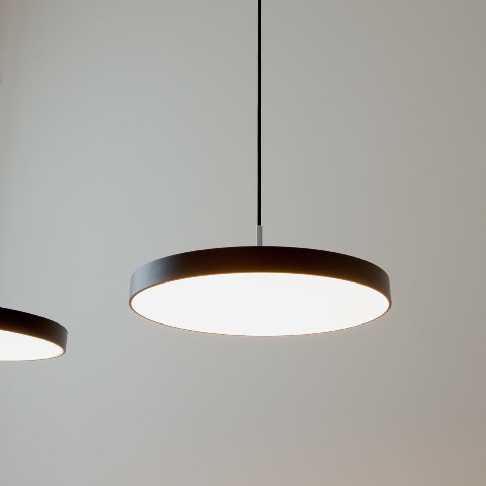 Asteria Plus pendellampa, svart och stål • UMAGE - Copenhagenhomedesign