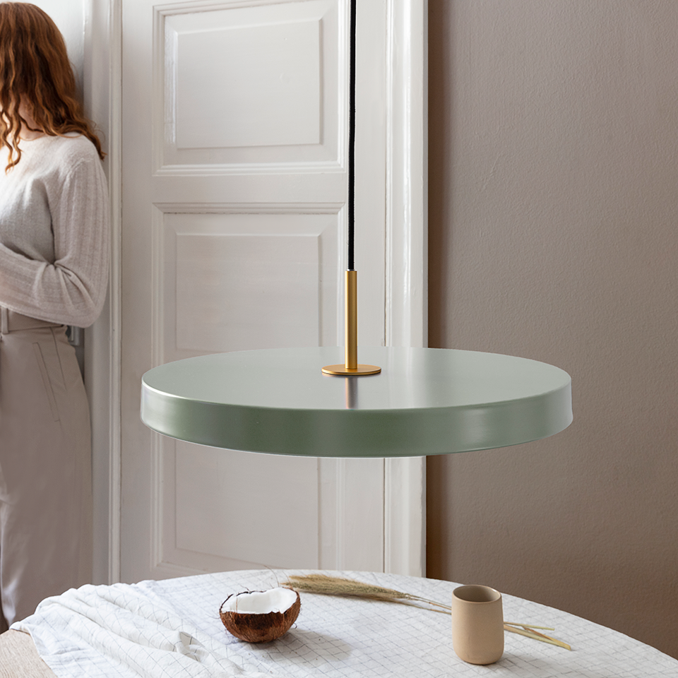 Asteria pendellampa, oliv och mässing • UMAGE - Copenhagenhomedesign