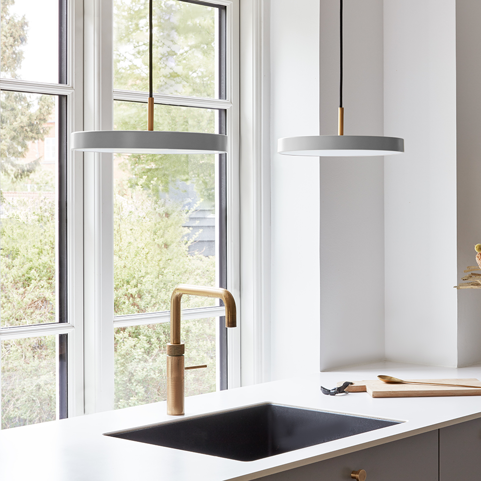 Asteria pendel, lysegrå (mist) og messing • UMAGE - Copenhagenhomedesign
