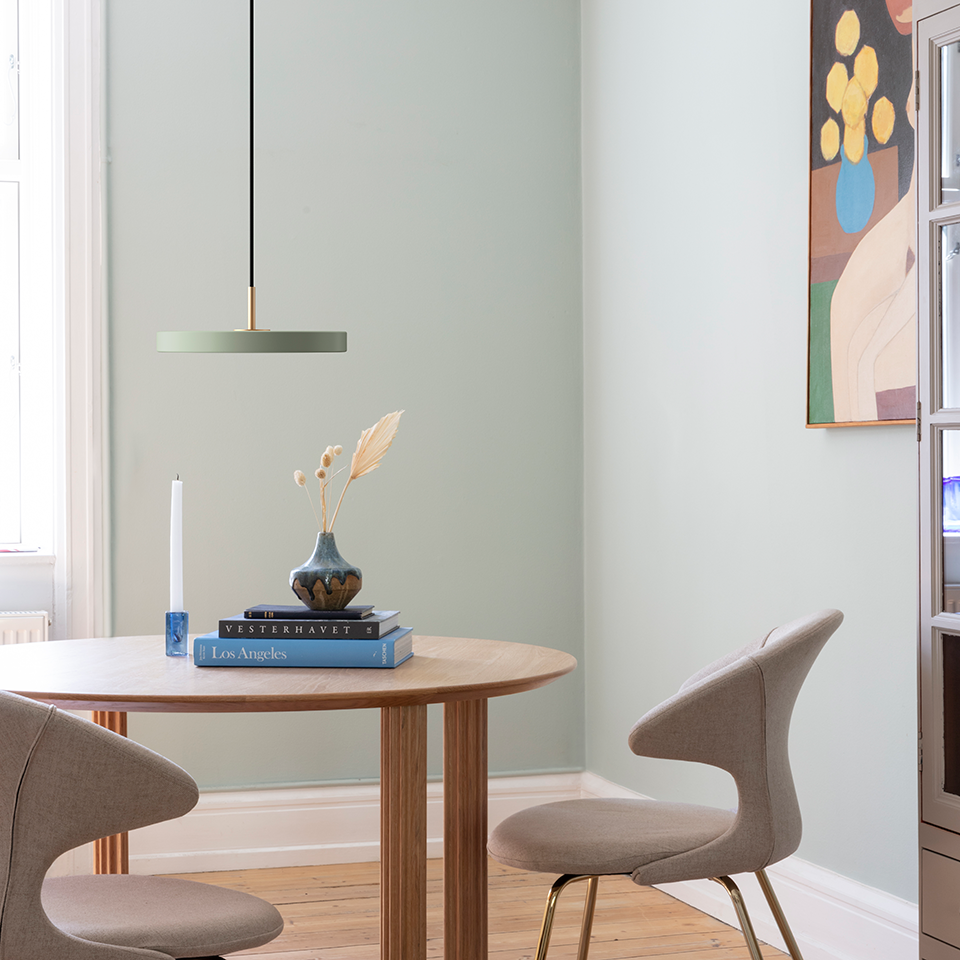 Asteria pendellampa, oliv och mässing • UMAGE - Copenhagenhomedesign