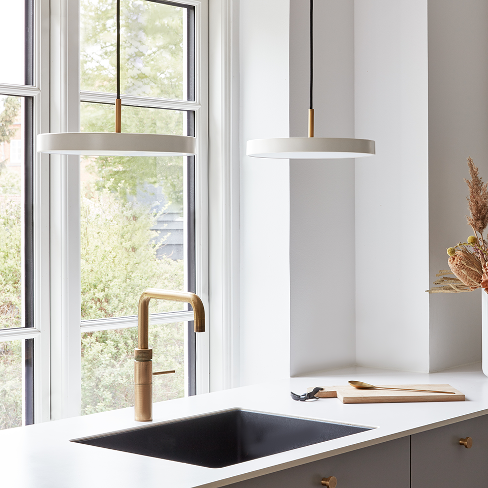 Asteria pendel, hvid og messing • UMAGE - Copenhagenhomedesign