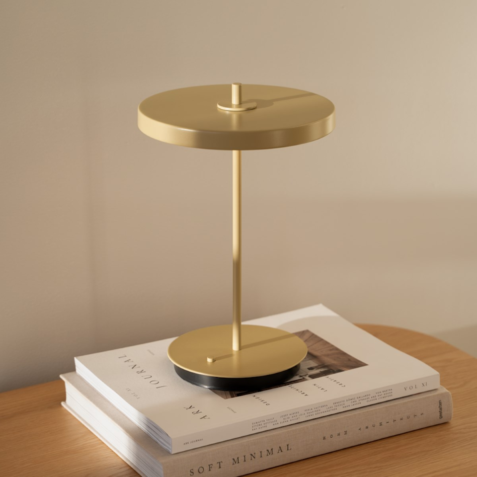 Asteria Move Monochrome, portable bordlampe, lysegul • UMAGE - Copenhagenhomedesign