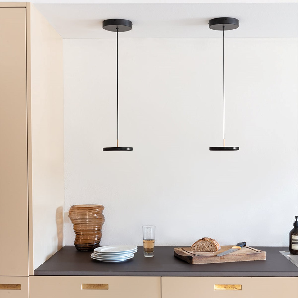 Asteria pendel, sort og messing • UMAGE - Copenhagenhomedesign