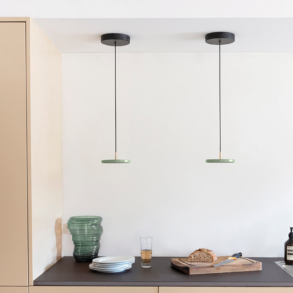 Asteria pendellampa, oliv och mässing • UMAGE - Copenhagenhomedesign