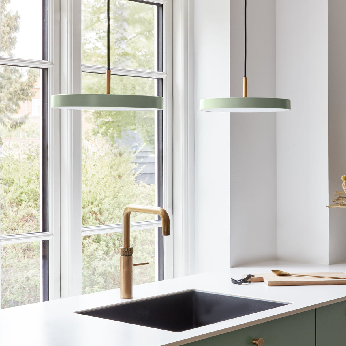 Asteria pendellampa, oliv och mässing • UMAGE - Copenhagenhomedesign