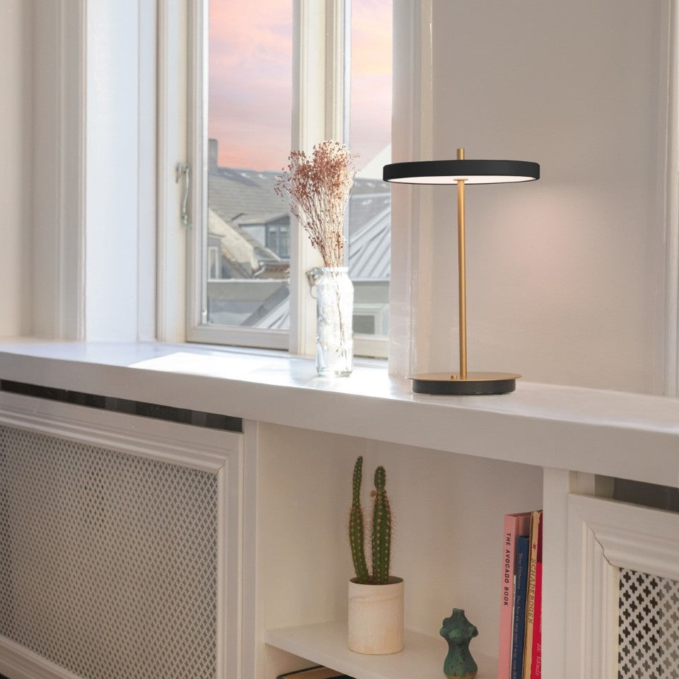 Asteria Move portable bordlampe, sort og messing • UMAGE - Copenhagenhomedesign