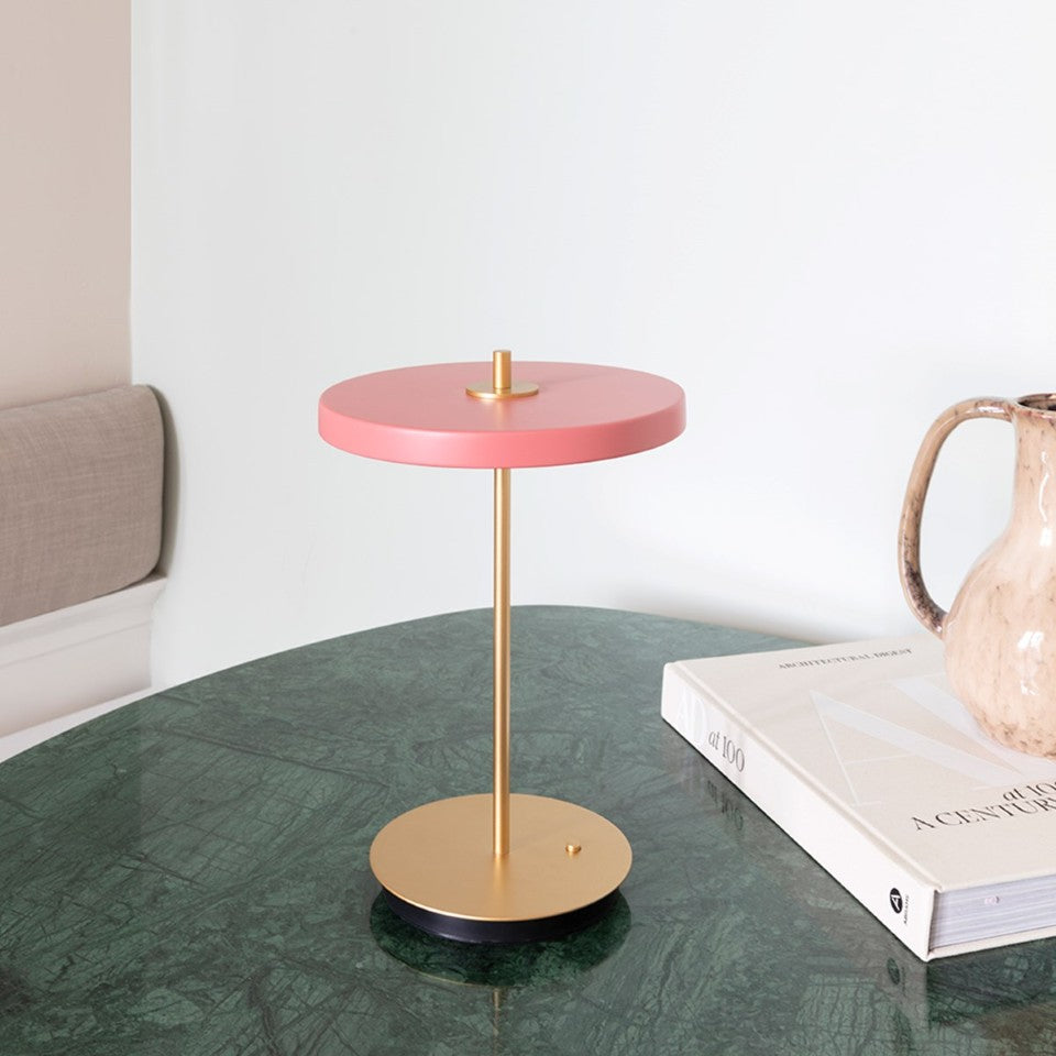 Asteria Move portable bordlampe, rose og messing • UMAGE - Copenhagenhomedesign