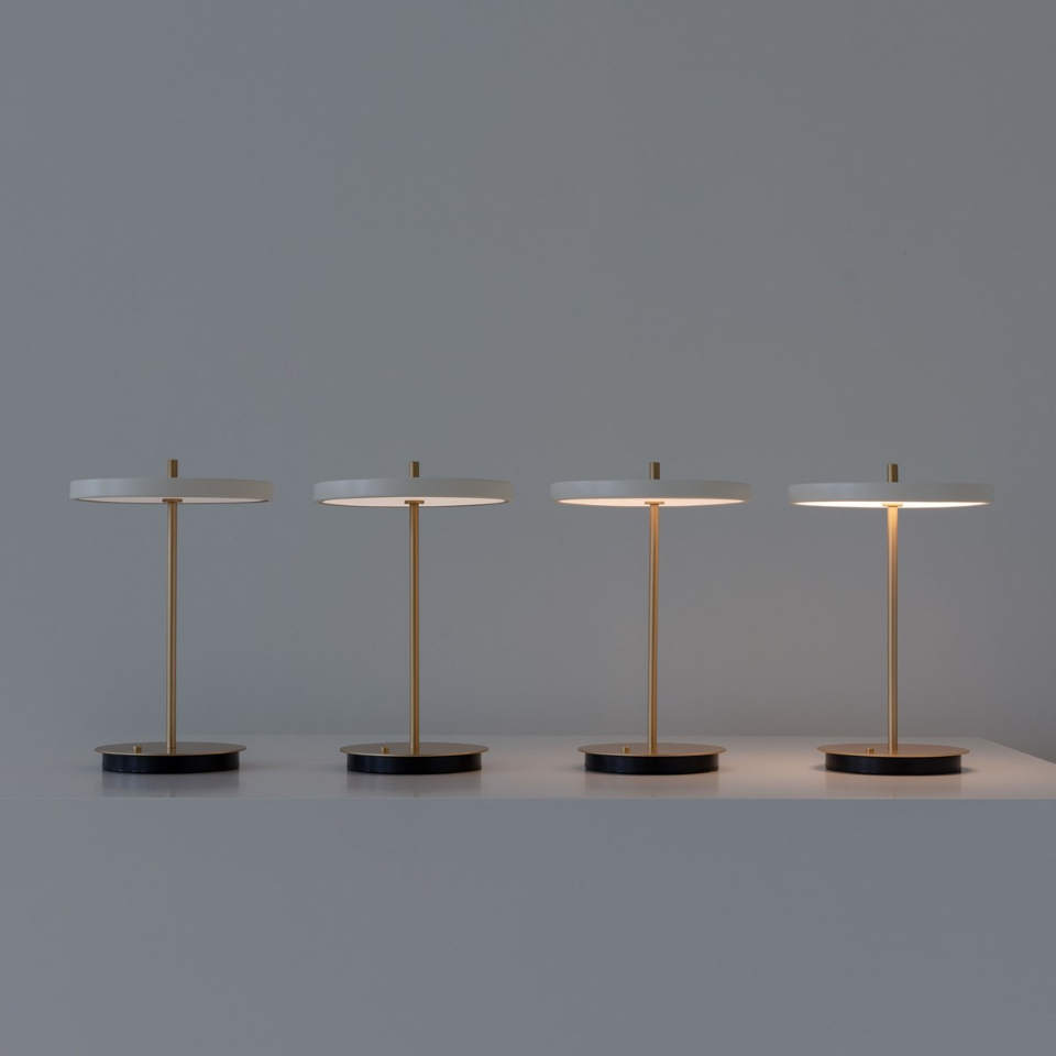Asteria Move portable bordlampe, hvid og messing • UMAGE - Copenhagenhomedesign