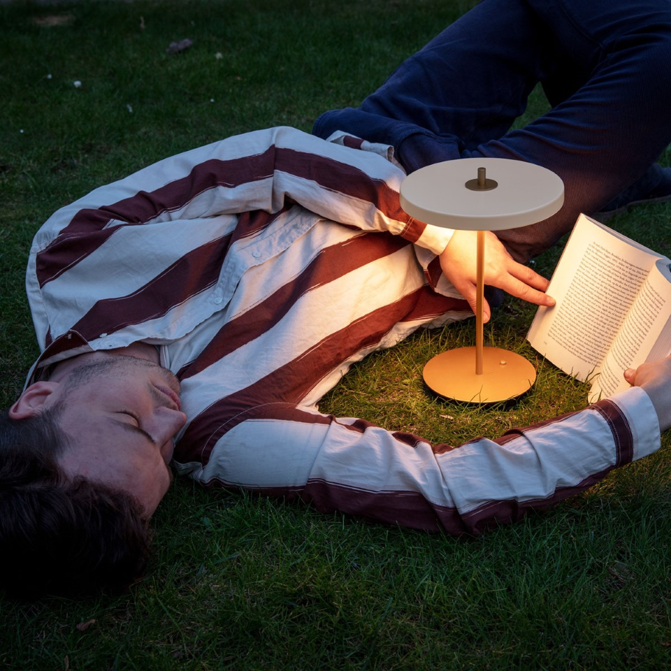 Asteria Move portable bordlampe, hvid og messing • UMAGE - Copenhagenhomedesign