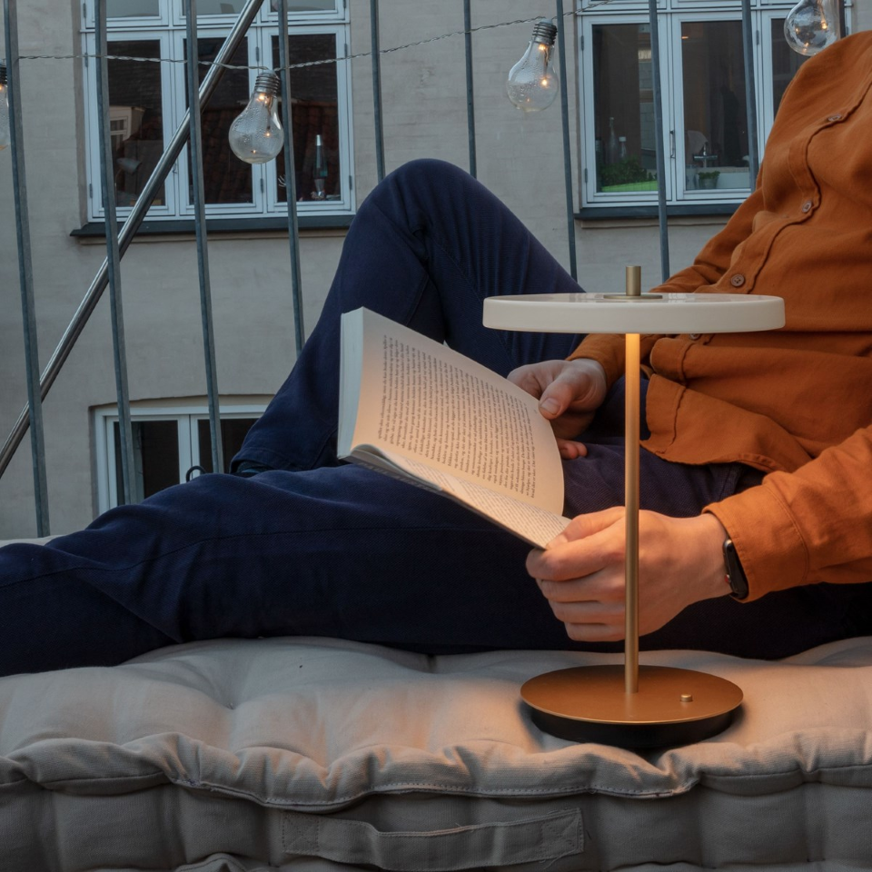 Asteria Move portable bordlampe, hvid og messing • UMAGE - Copenhagenhomedesign
