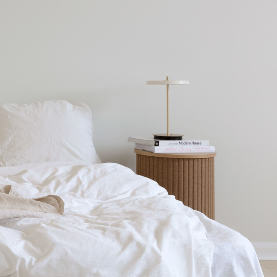 Asteria Move portable bordlampe, hvid og messing • UMAGE - Copenhagenhomedesign