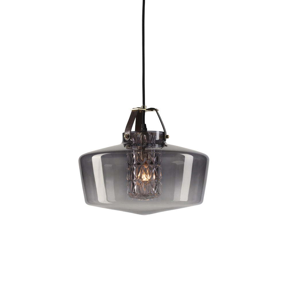 Lampan har en rökfärgad glasskärm i munblåst glas, ett fasettslipat cylinderrör och unika detaljer, bland annat i läder.