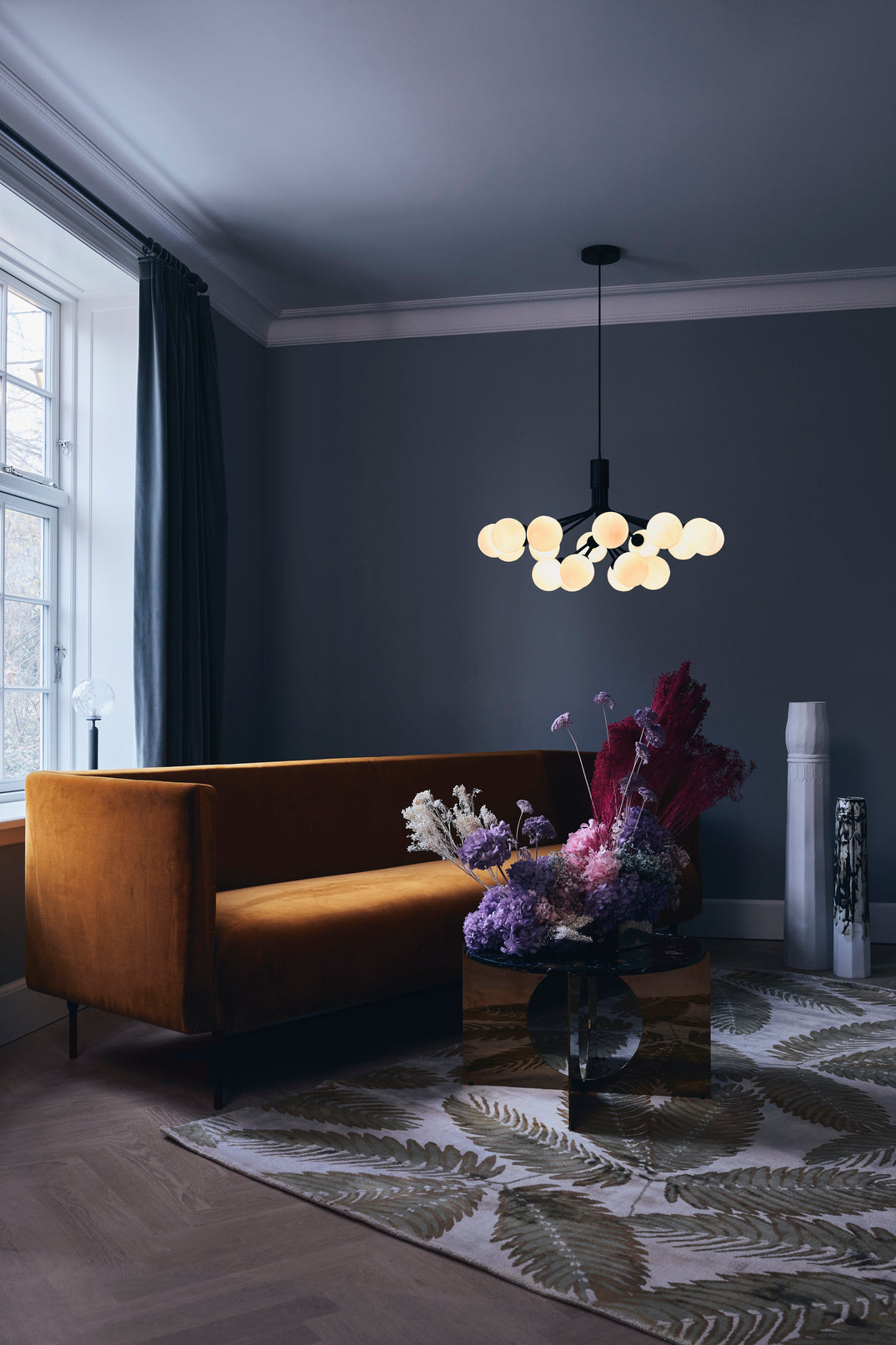 Apiales 18 ljuskrona, satin black / opal • NUURA