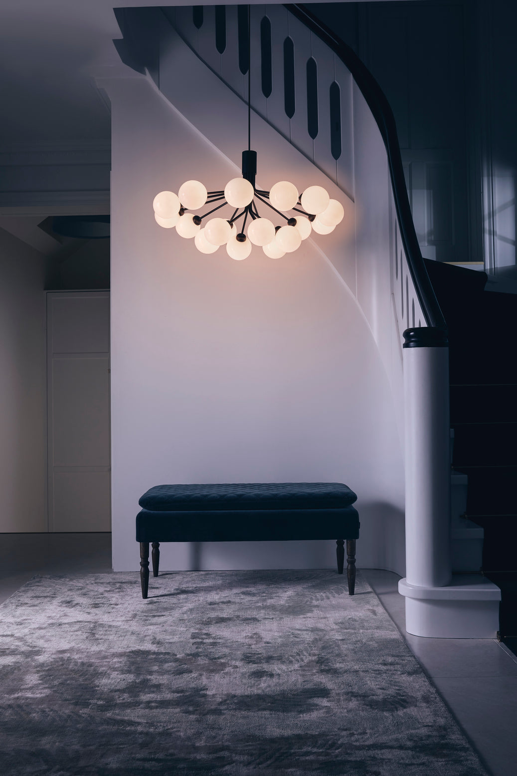 Apiales 18 ljuskrona, satin black / opal • NUURA