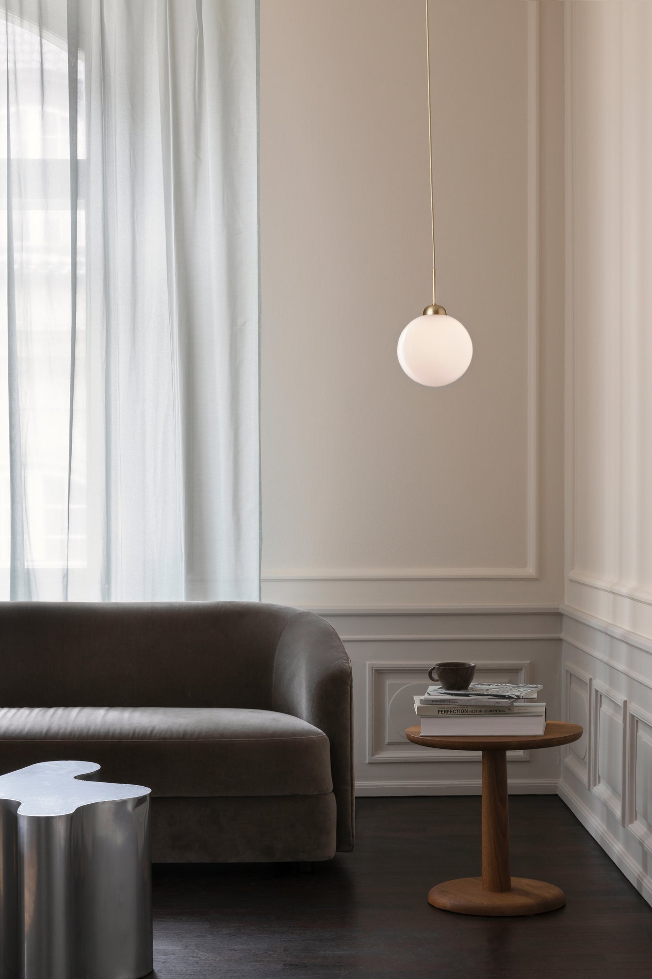 Apiales 1 Large pendel, brushed brass / opal • NUURA