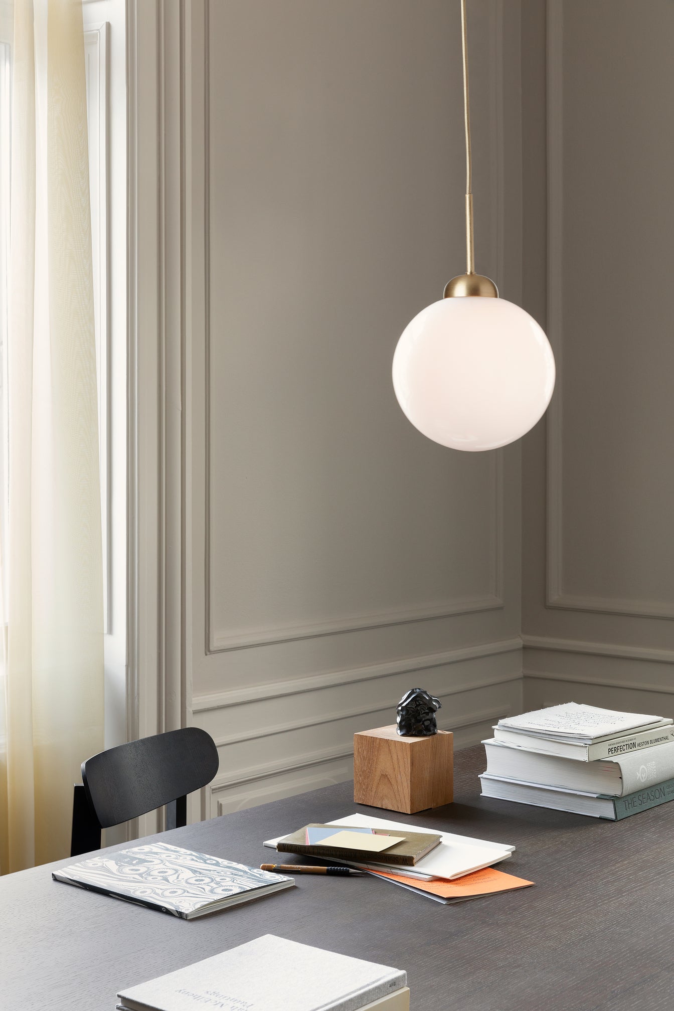 Apiales 1 Large pendel, brushed brass / opal • NUURA