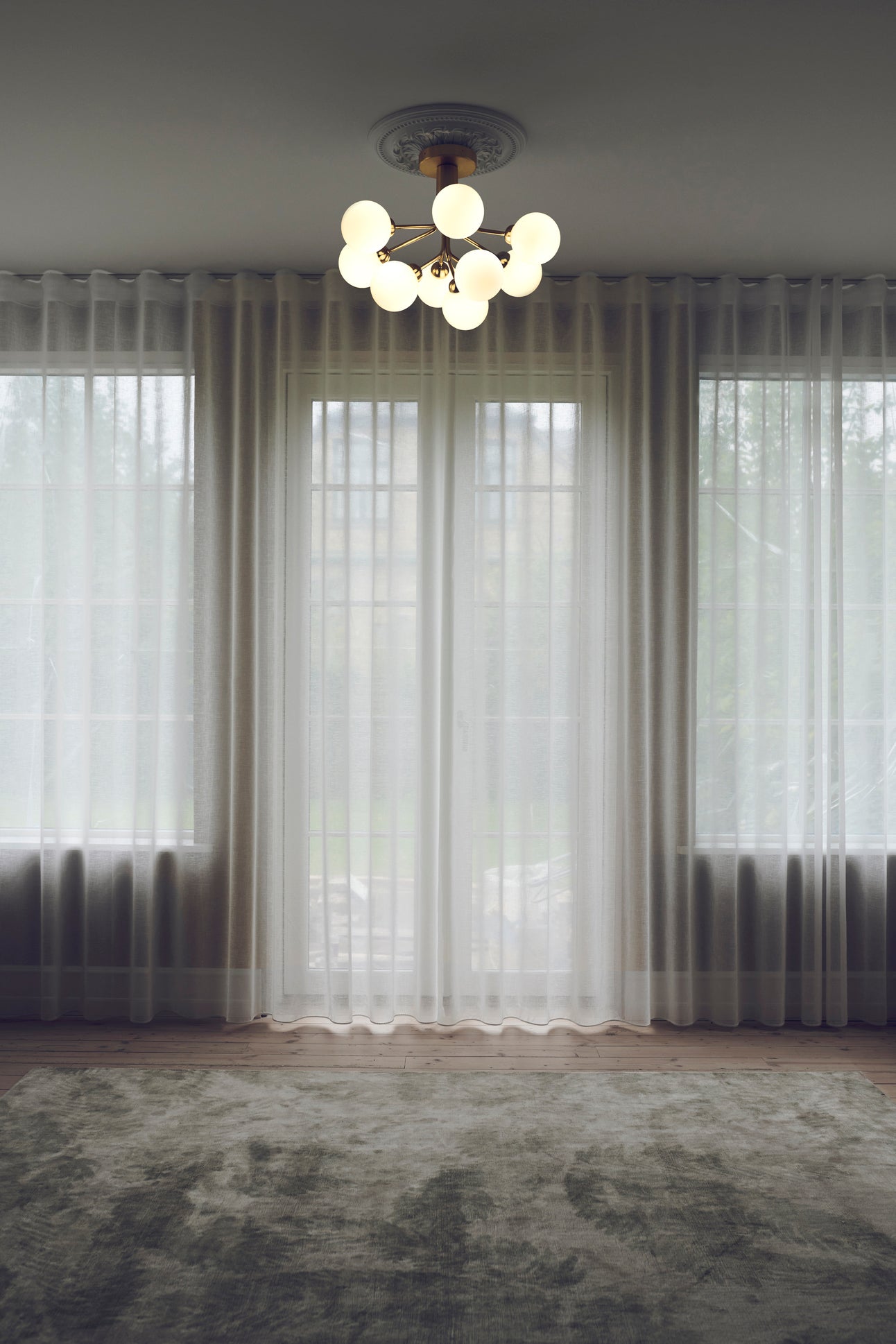 Apiales 6 Ceiling ljuskrona, brushed brass / opal • NUURA