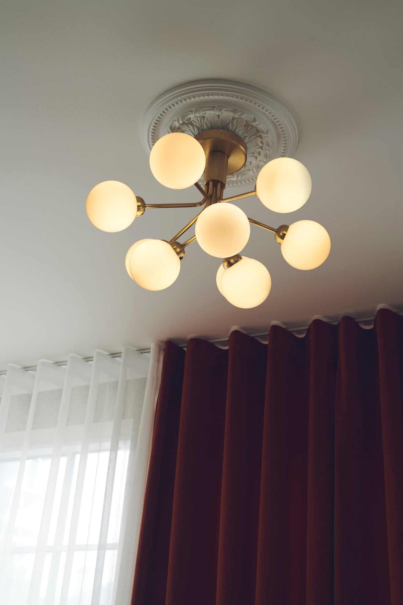 Apiales 6 Ceiling ljuskrona, brushed brass / opal • NUURA