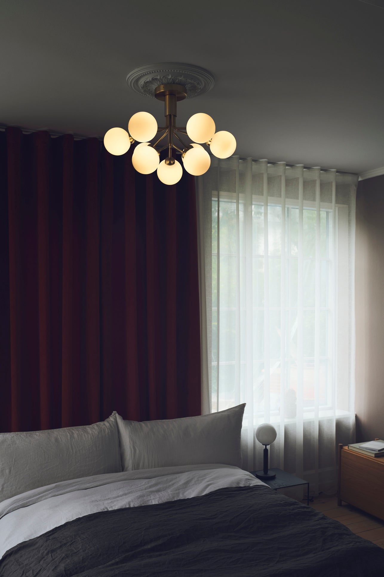 Apiales 6 Ceiling ljuskrona, brushed brass / opal • NUURA