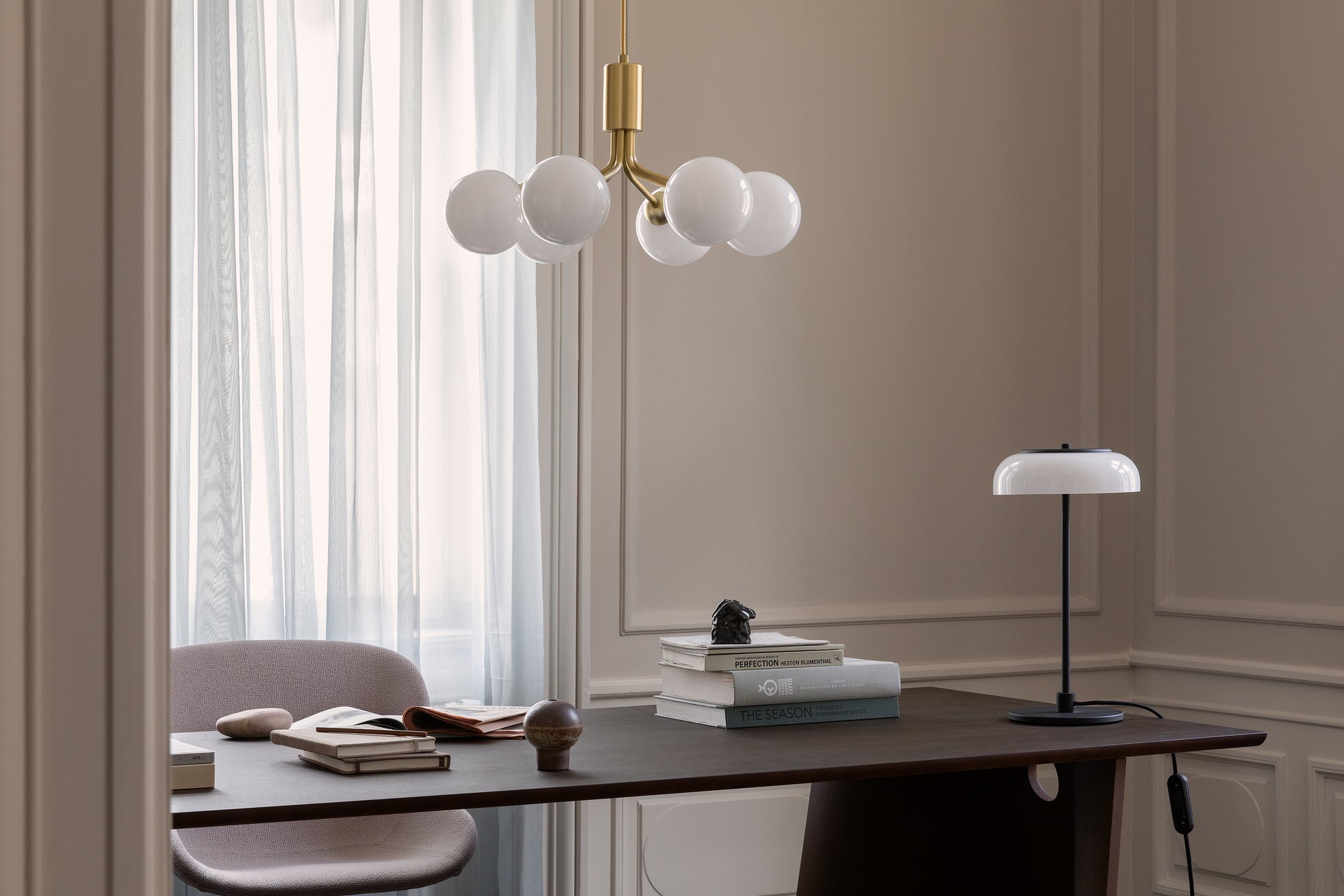 Apiales 6 ljuskrona, brushed brass / opal • NUURA