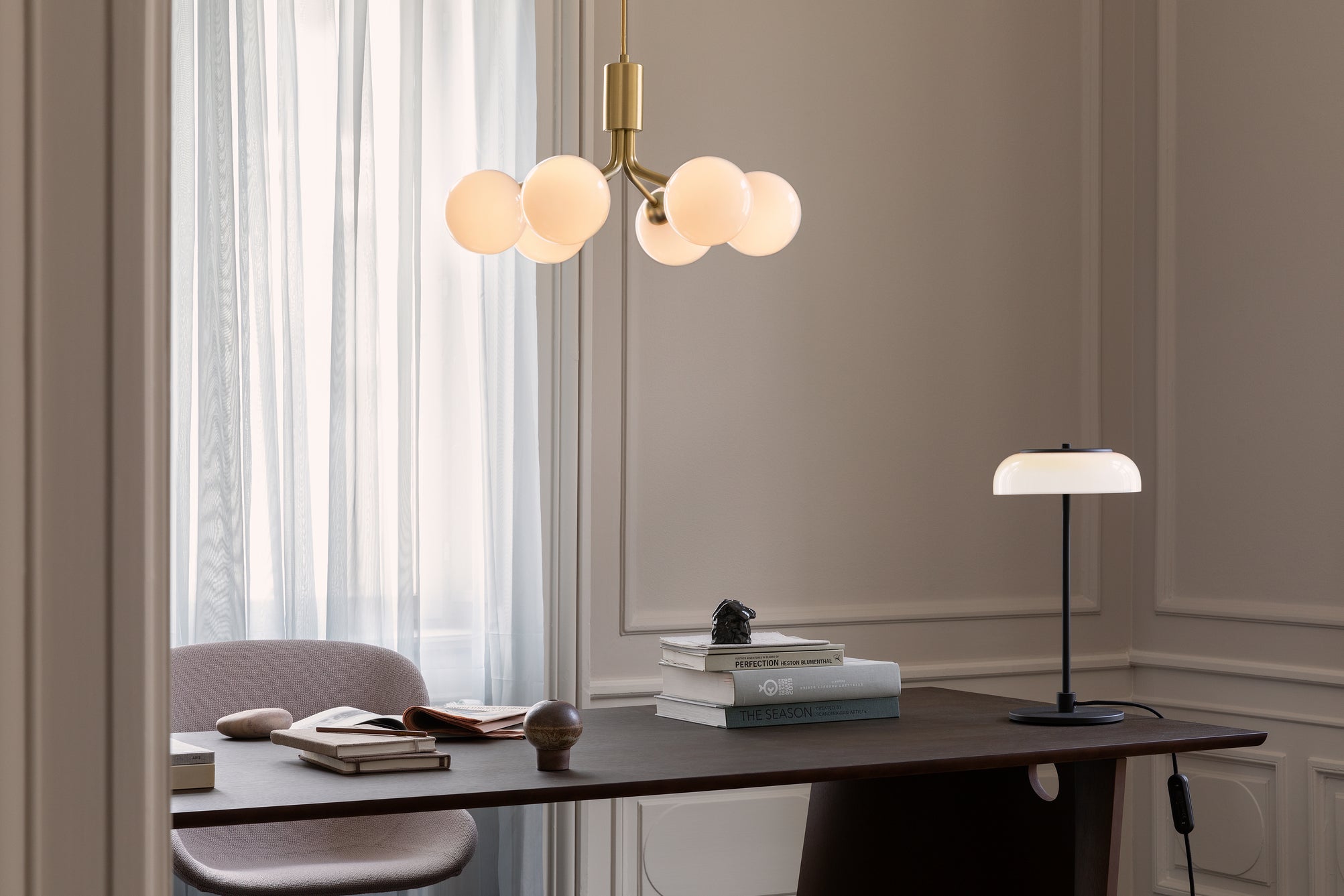 Apiales 6 ljuskrona, brushed brass / opal • NUURA