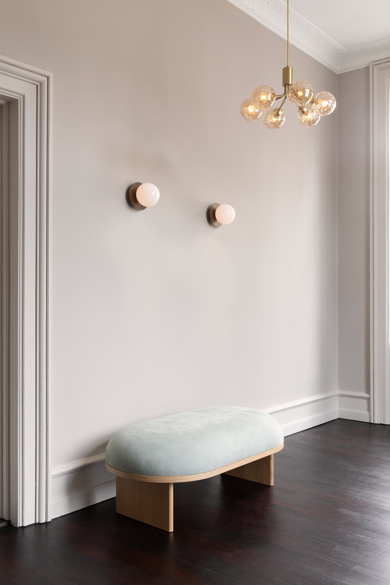 Apiales 6 ljuskrona, brushed brass / optic gold • NUURA