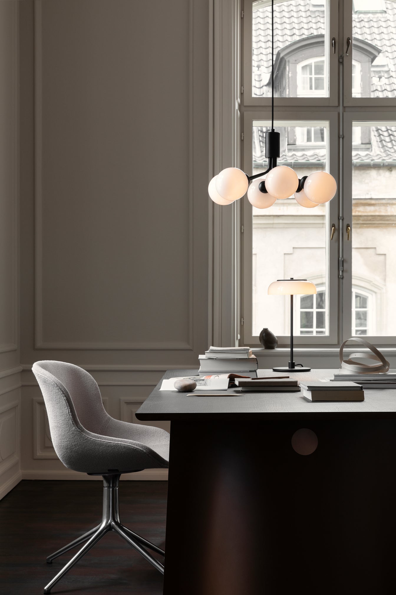 Apiales 6 ljuskrona, satin black / opal • NUURA