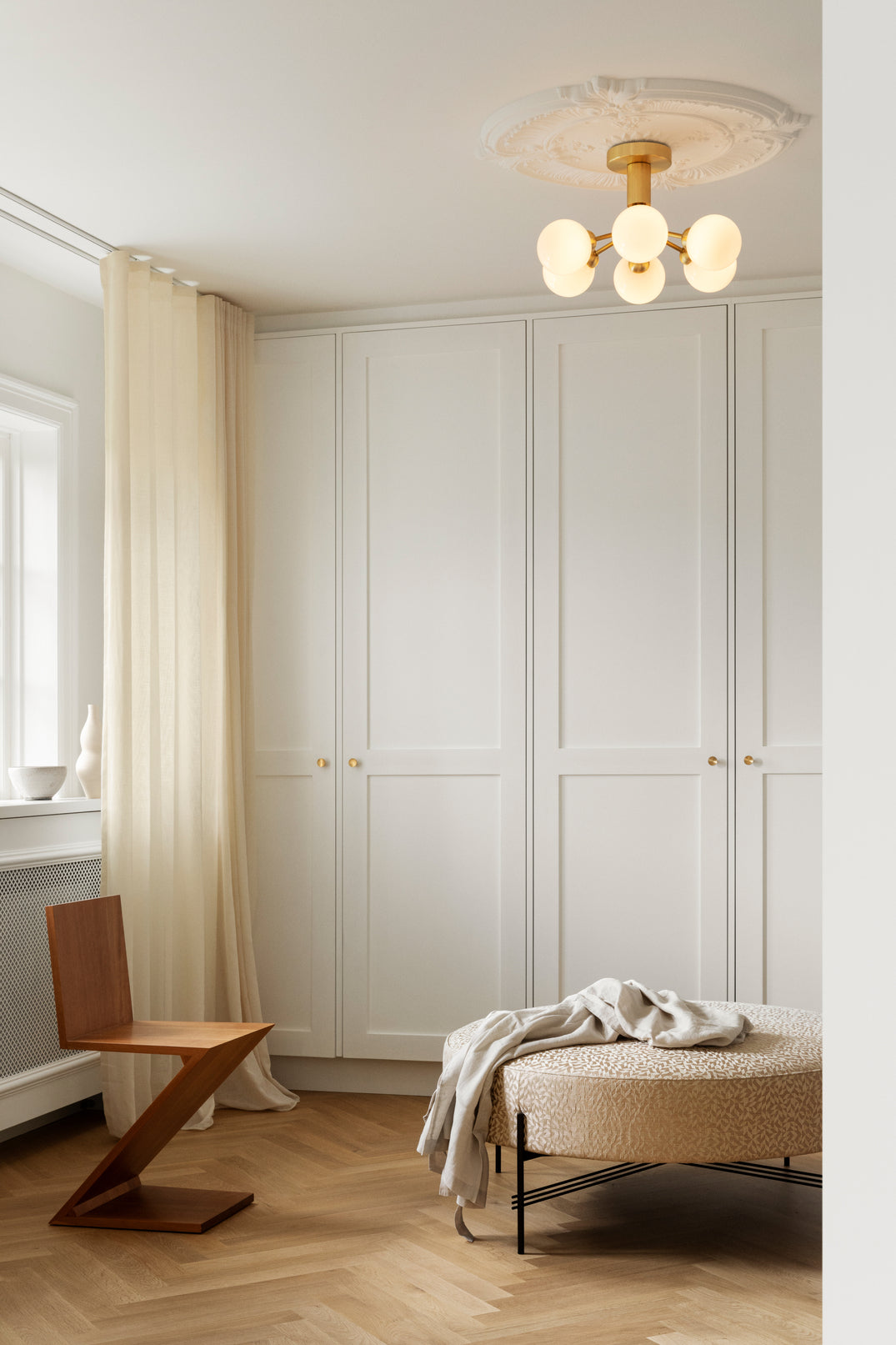 Apiales 9 Ceiling ljuskrona, brushed brass / opal • NUURA