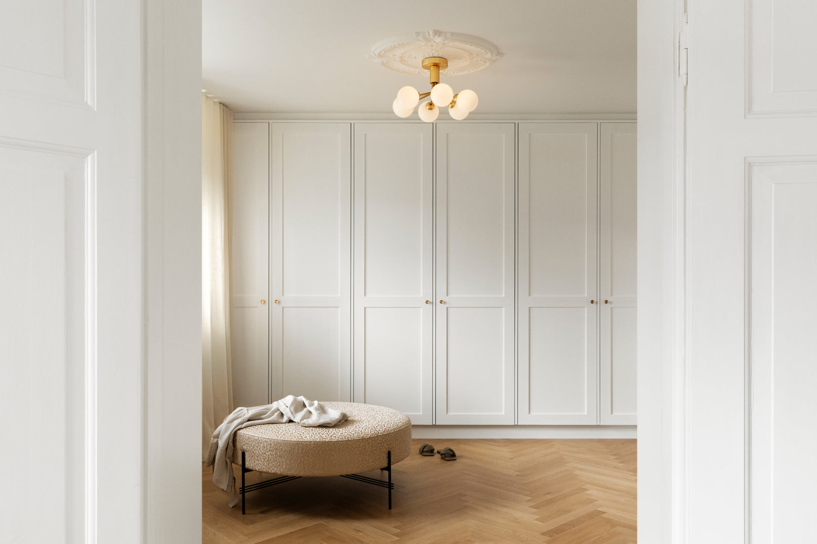 Apiales 9 Ceiling ljuskrona, brushed brass / opal • NUURA