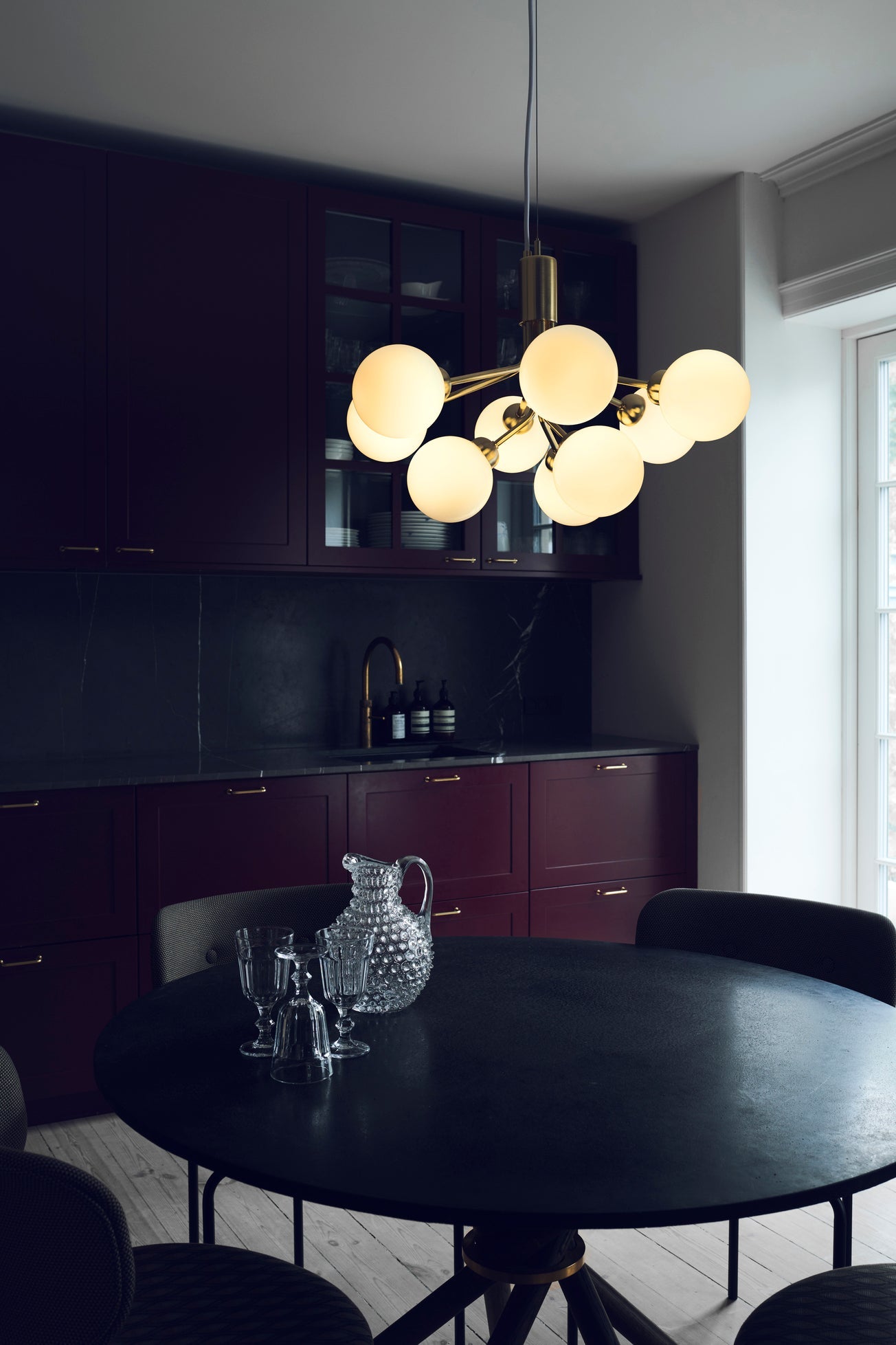 Apiales 9 ljuskrona, brushed brass / opal • NUURA