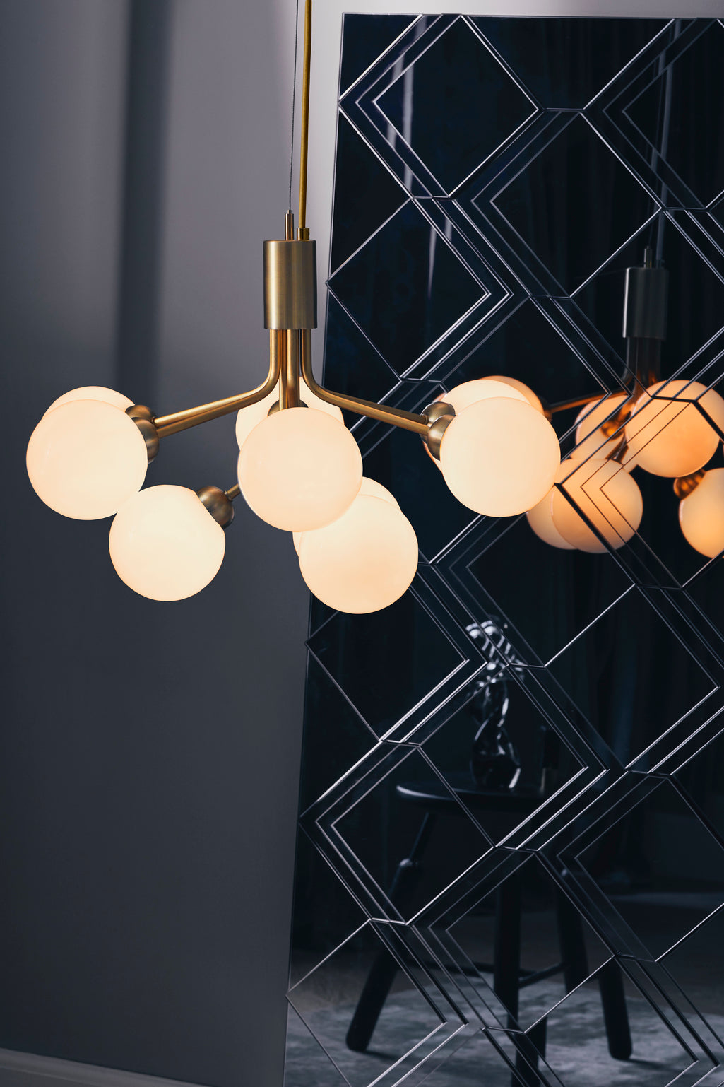 Apiales 9 ljuskrona, brushed brass / opal • NUURA